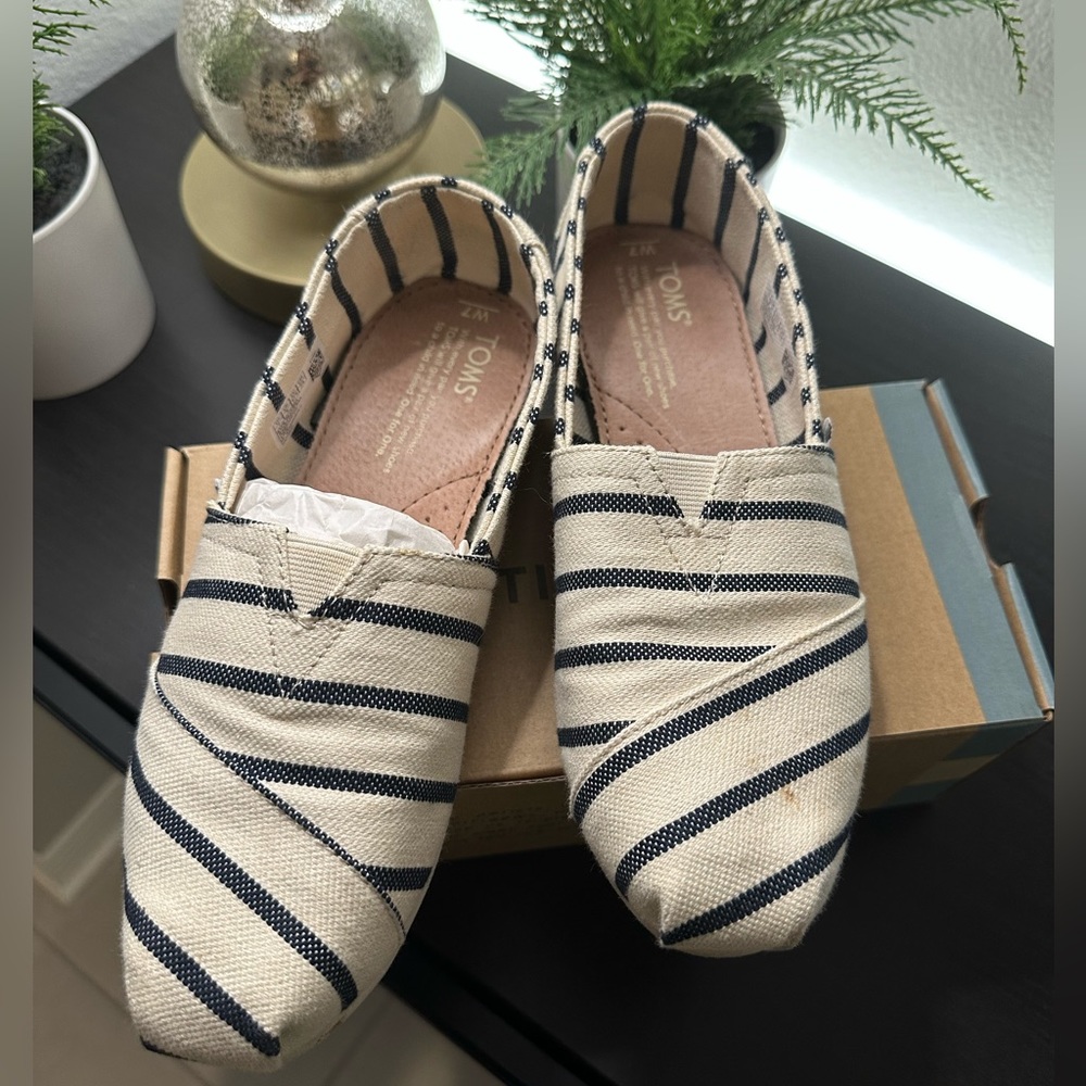 TOMS classic . In excellent used condition. Riviera Navy.